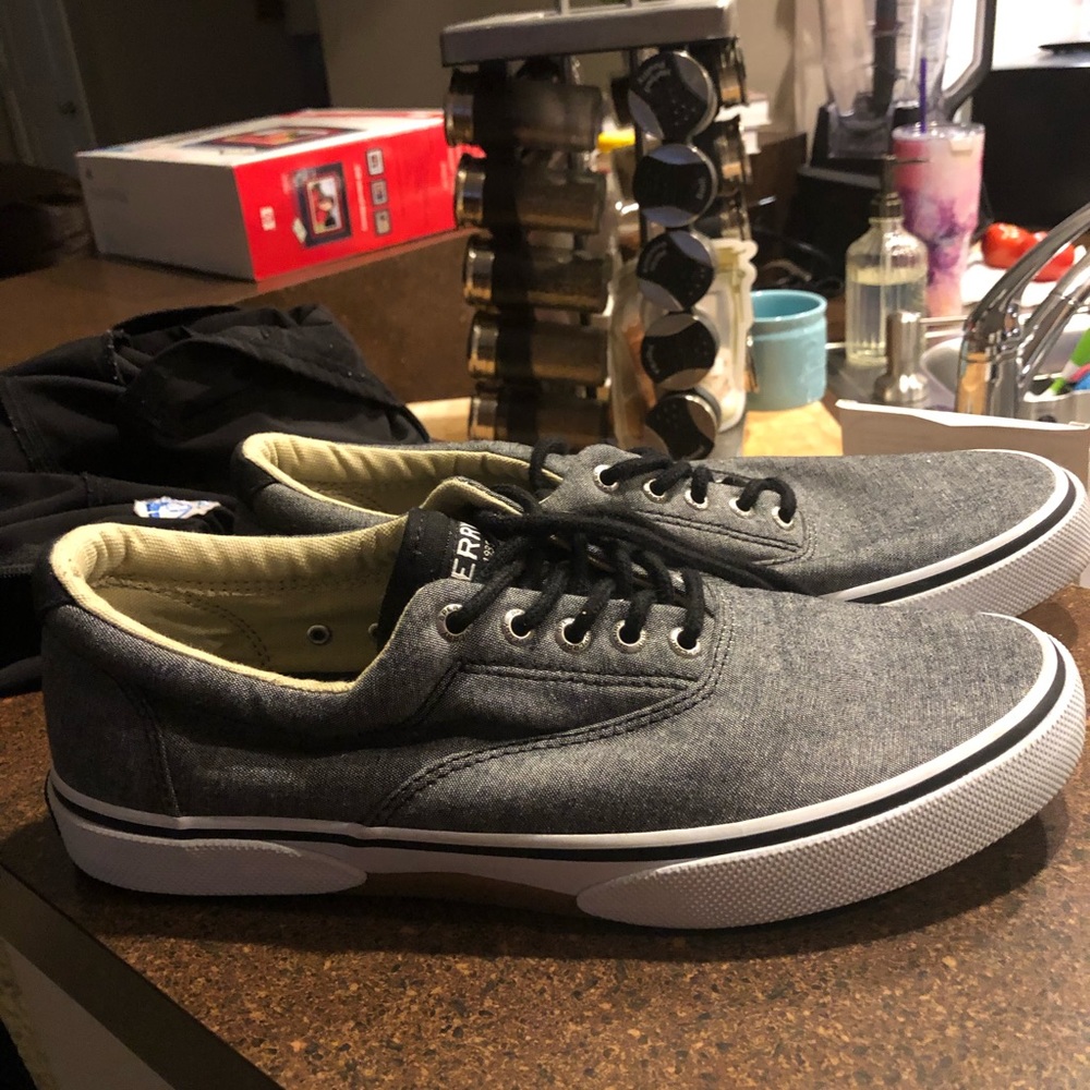 Boys sperrys